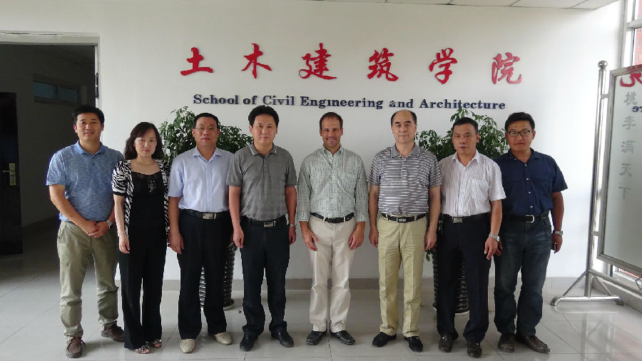 学院领导与国外专家合影.jpg